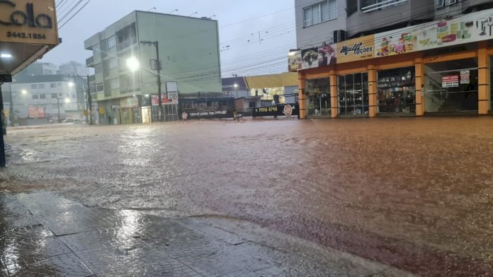 Chuva intensa atinge Concórdia e rio transborda