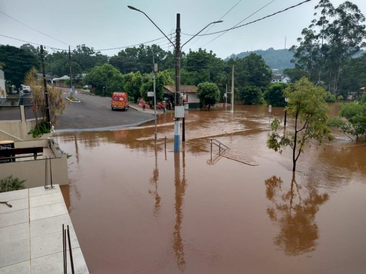 Enquanto Brasil todo sofre com calor, SC tem mais uma previsão ‘catastrófica’ de chuva