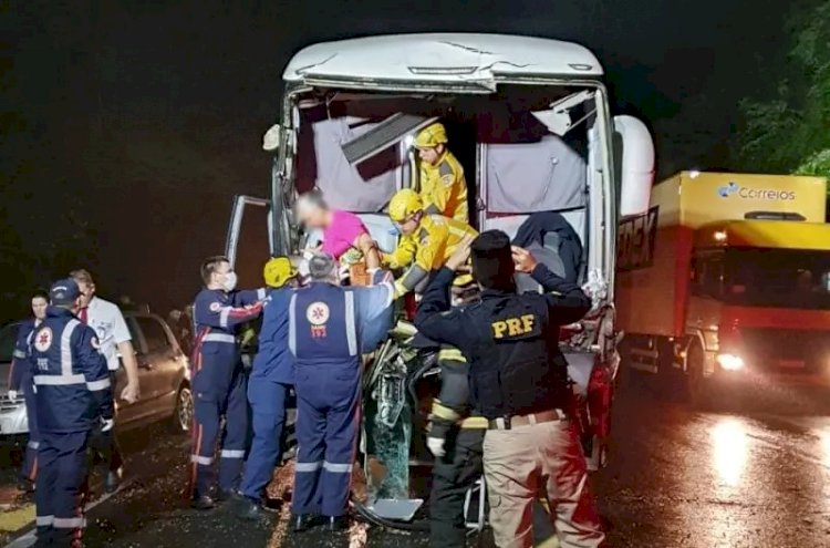 Batida entre ônibus e caminhão deixa vários feridos na BR-282; VÍDEO