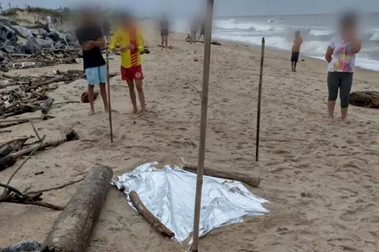 Assustador: cadáver com cabeça e membros decepados surge em praia de SC e apavora moradores