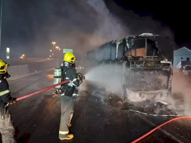 Ônibus com 42 passageiros pega fogo e mobiliza bombeiros em rodovia de Santa Catarina