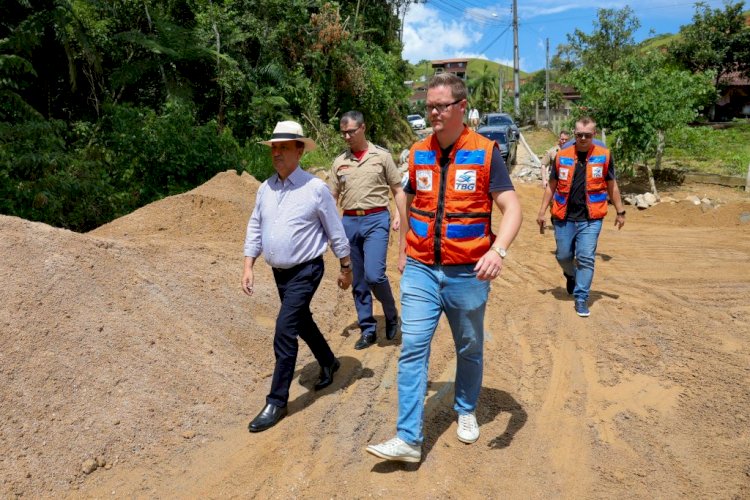 Governador garante ajuda a São Pedro de Alcântara e leva apoio à família do jovem que morreu em decorrência das fortes chuvas