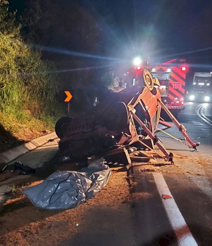 Idoso morre após capotar o carro na BR-282 e ficar preso às ferragens em Vargem Bonita