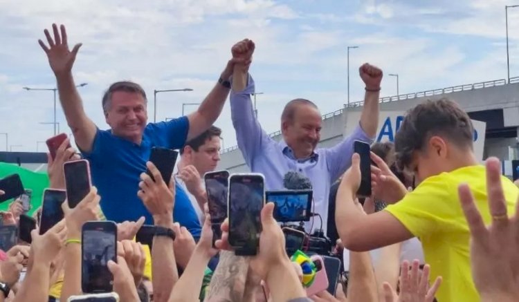 Jair Bolsonaro desembarca em Florianópolis e faz carreata; cadeirante é derrubado em tumulto