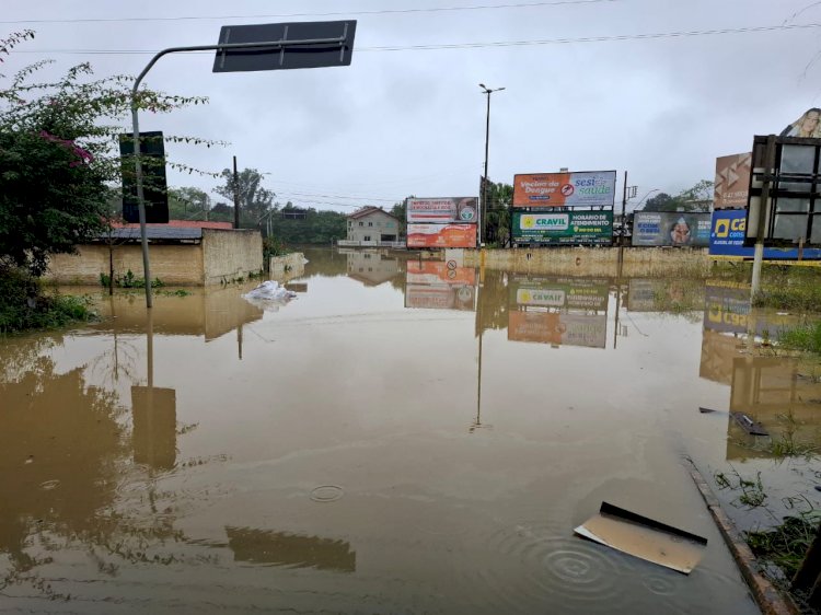 Chuvas em SC: 20 municípios registram ocorrências e Rio do Sul decreta situação de emergência