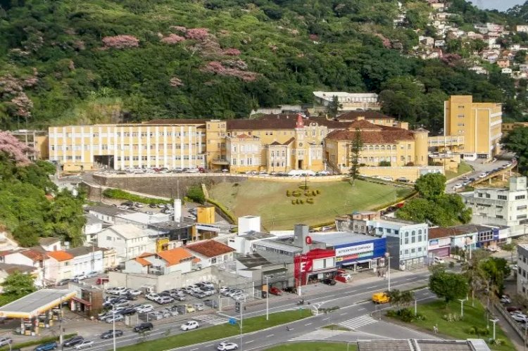 Corpo enterrado com sinais de violência é encontrado no Centro de Florianópolis