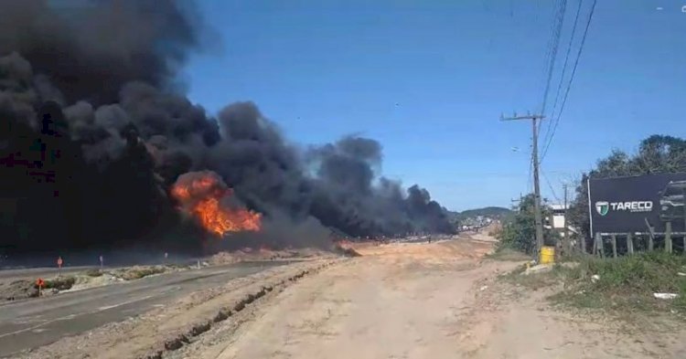 Caminhão carregado de gasolina pega fogo e bloqueia BR-101 em Santa Catarina