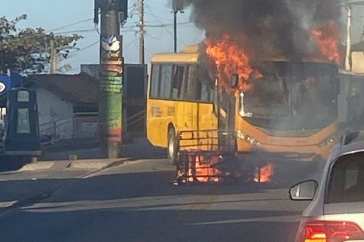 Ônibus amarelinho é alvo de incêndio criminoso em Florianópolis