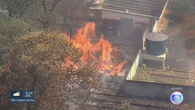 Fogo atinge área de mata entre duas escolas em Carapicuíba, na Grande SP