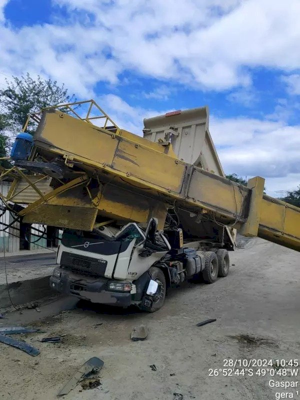 Trabalhador morre esmagado após máquina de asfalto cair em cima de caminhão em Gaspar