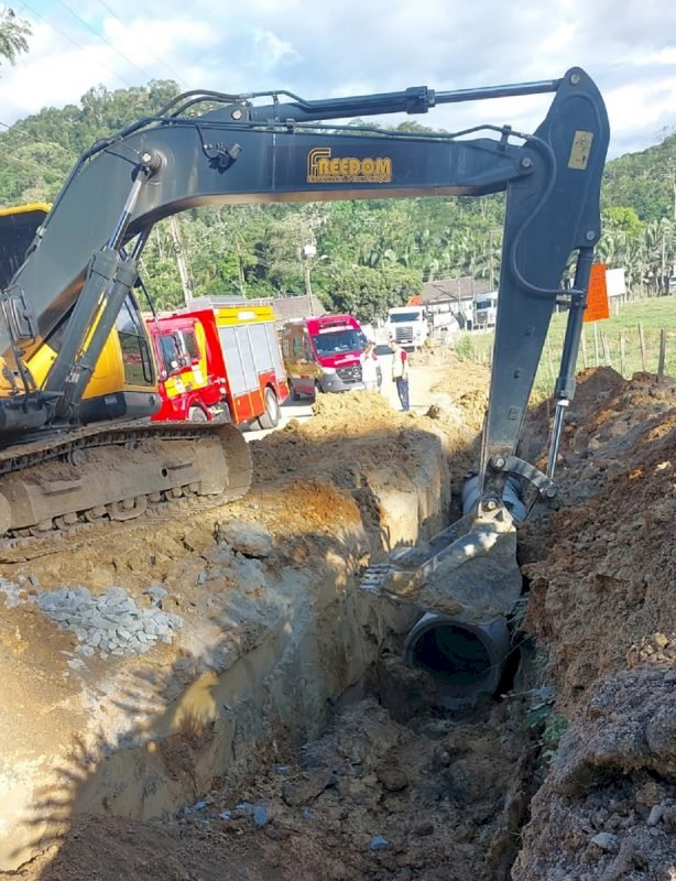 Homem é soterrado dentro de vala enquanto trabalhava em Blumenau