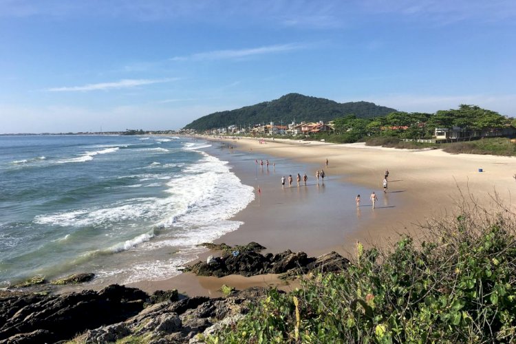 Homem se afoga ao tentar salvar crianças em praia de SC; prefeito de Joinville auxilia resgate