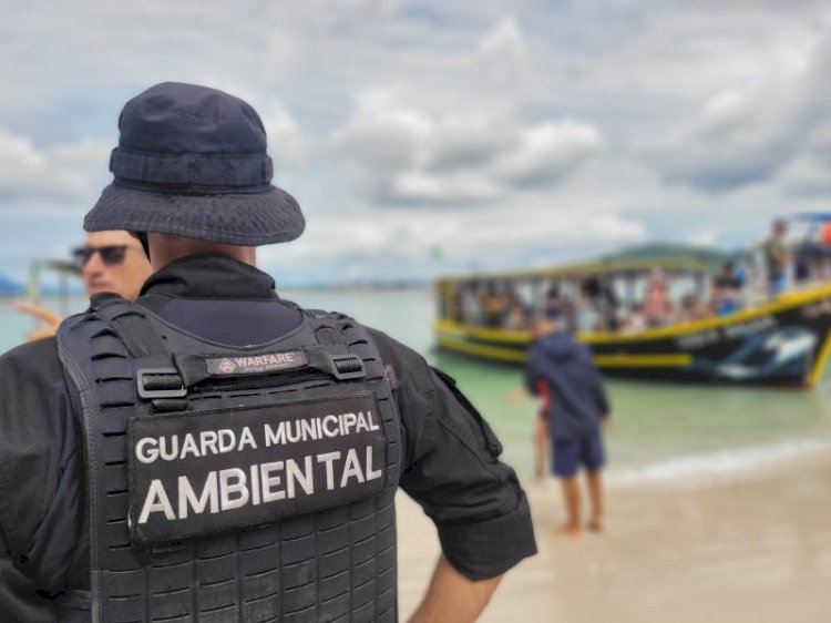 Imagens flagram superlotação de turistas na Ilha do Campeche diante de fiscais