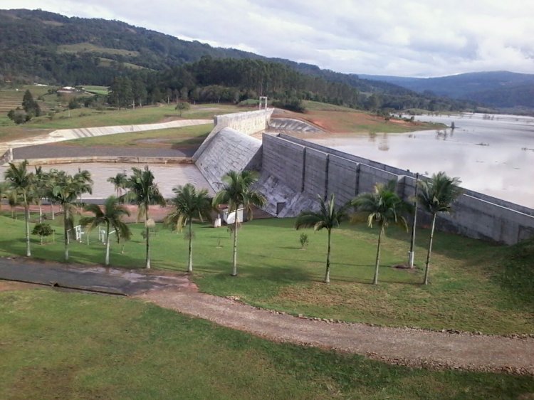 Governo investe R$ 15 milhões em barragens e diques para conter enchentes em Santa Catarina