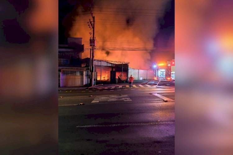 Incêndio de grandes proporções destrói depósito e mobiliza bombeiros em Concórdia