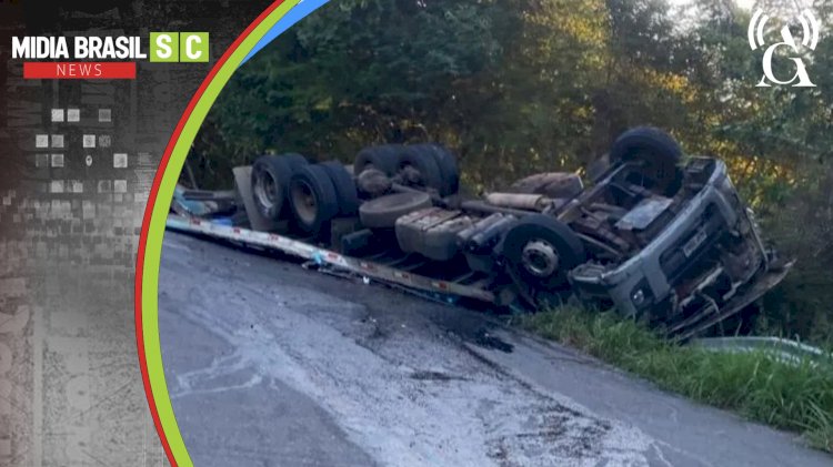 Santa Catarina: Motorista morre após caminhão tombar em Seara